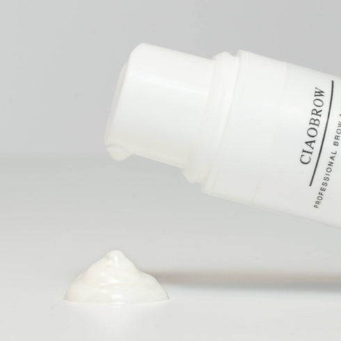 with Panthenol and Hyaluronic Acid for lash conditioning